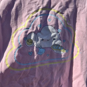 Söt Rosa sweater med gulligt moln  - Köpt på kawaii i Gbg för 500kr flera år sedan. Fint tjockt material och bekväm. Används ej längre, jag städar ut min garderob :)