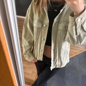 jeansjacka - Säljer en lite oversized jeansjacka med klassiska silvriga knappar och två bröstfickor. I fint skick. Grön blå i färg
