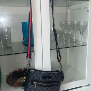 G.G väska  - Jätte fin G.G väska passar perfekt till sommaren och finns gott om plats att förvara saker i den. Finns inga fel på den. För mer frågor eller information så är du välkommen att skriva till mig privat.