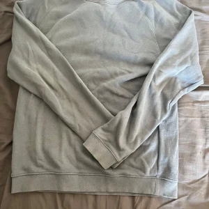 Ljusgrå basic sweatshirt från Zara - Enkel och stilren ljusgrå sweatshirt med rund hals och långa ärmar. Tröjan har ribbade muddar vid ärmslut och nederkant, perfekt för en avslappnad och clean look. Passar dig som gillar minimalistisk stil. Storlek S. kontakta mig för mer info eller fler bilder 