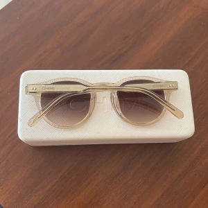 Chimi solglasögon - Säljer mina fina chimi eyewear i strl 03 färg ecru! Aldrig använda och INGA defekter alls. Säljer då jag har två andra🥰man får med box (inte de andra i boxen) Nypris är 1350