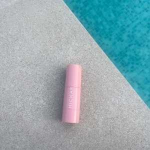 Hickap bronzer stick i golden truffel - Bronzer stick från Hickap i färgen golfen truffle. 🤎 Krämig bronzer som räcker länge.                            köpt för 229 kr säljer för 80 kr 💌