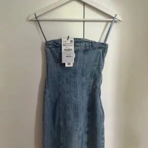 Jeansklänning  - Supersnygg ljusblå jeansklänning från Zara i storlek XS. Helt ny. 