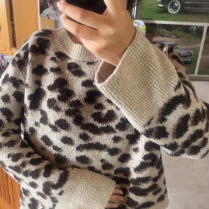 Leopard tröja  - Mönstrig tröja från hm. Inte använd. Köpte den på Sellpy för inte så längesedan. 