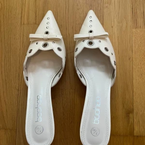 Vita klackar  - Jag säljer dessa fina vita klackar som jag köpte från Nelly då de inte kommer till användning!! De är endast provade och är i storlek 40. 