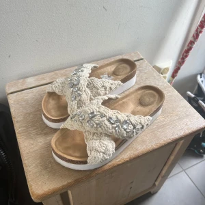 Beige sandaler med flätad ovandel och stenar - Inuiiki liknande tofflor, använda några få gånger!🌸