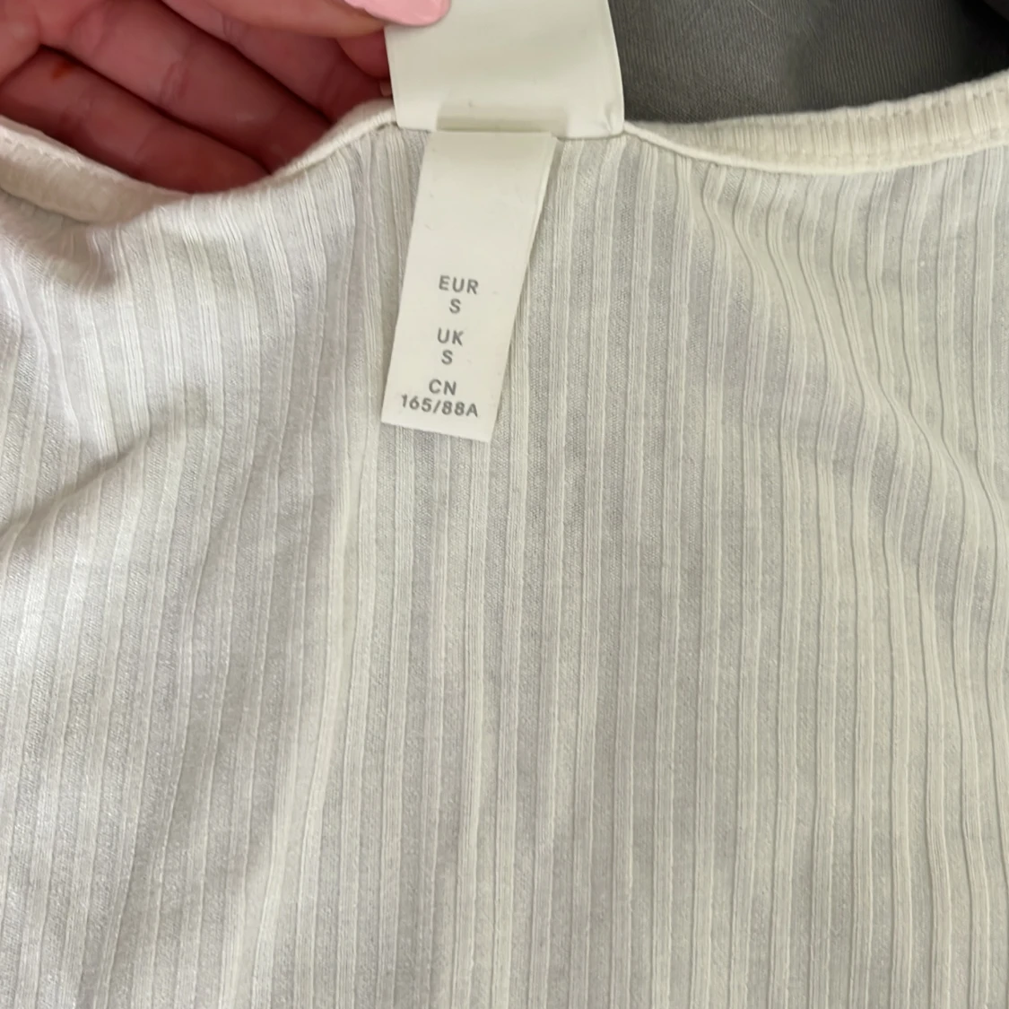 Vit ribbad topp med knappar - 1