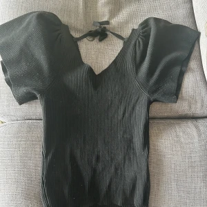 Svart ribbad topp  - Svart ribbad topp från only, knappt använd💗