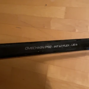 Ovechkin P92 INT 67 Flex - Snygg och tålig hockeyklubba från Bauer med Ovechkin P92-blad och 67 flex. Perfekt för dig som vill ta ditt spel till nästa nivå, inspirerad av en av NHL:s största stjärnor. Passar både träning och match för unga och unga vuxna.