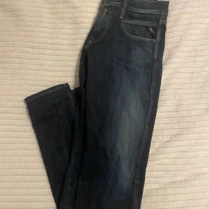 Replay anbass - Snygga mörkblå jeans från Replay. Välj gärna via postnord så får du 50kr rabatt och då kan jag även skicka den snabbare