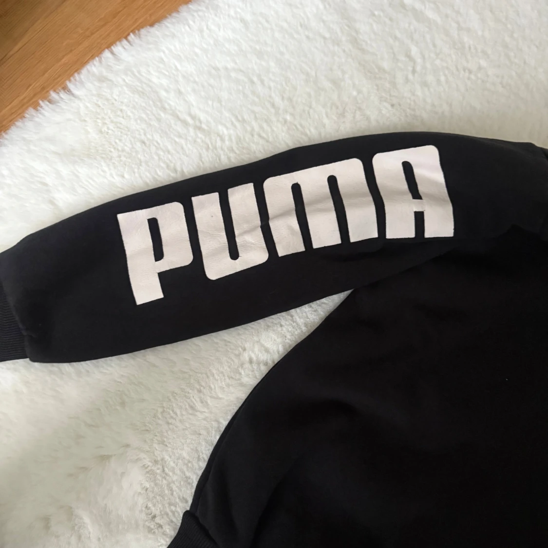 Svart sweatshirt från Puma med tryck
