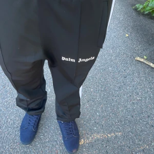 Palm Angels svarta byxor. - Svarta Palm angels byxor. Säljer för jag inte använder dom så mycket. Hör av er vad fundering.