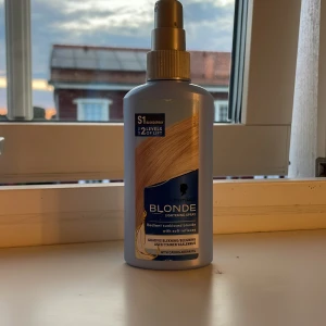 Schwarzkopf Blonde Lightening Spray - Blondspray från Schwarzkopf som gradvis ljusar upp håret för en solkysst blond look. Den är helt ny och innehåller arganolja för extra vård. Kommer i en smidig sprayflaska på 125 ml med silverfärgad pump och blå etikett. Perfekt för dig som vill ha fräschare look i håret efter en dag i solen!