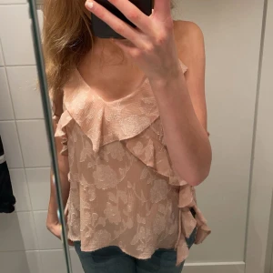 Rosa blommig linnetopp med volang - Supersöt rosa linnetopp med blommigt mönster och volangdetaljer från Zara