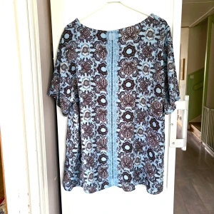 Blus Zizzi - Blus i storlek L (50/52) från Zizzi . Nyskick 