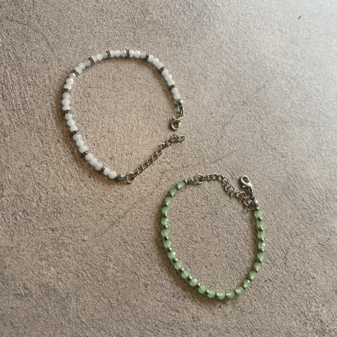 Två pärlarmband i vitt och grönt - 1