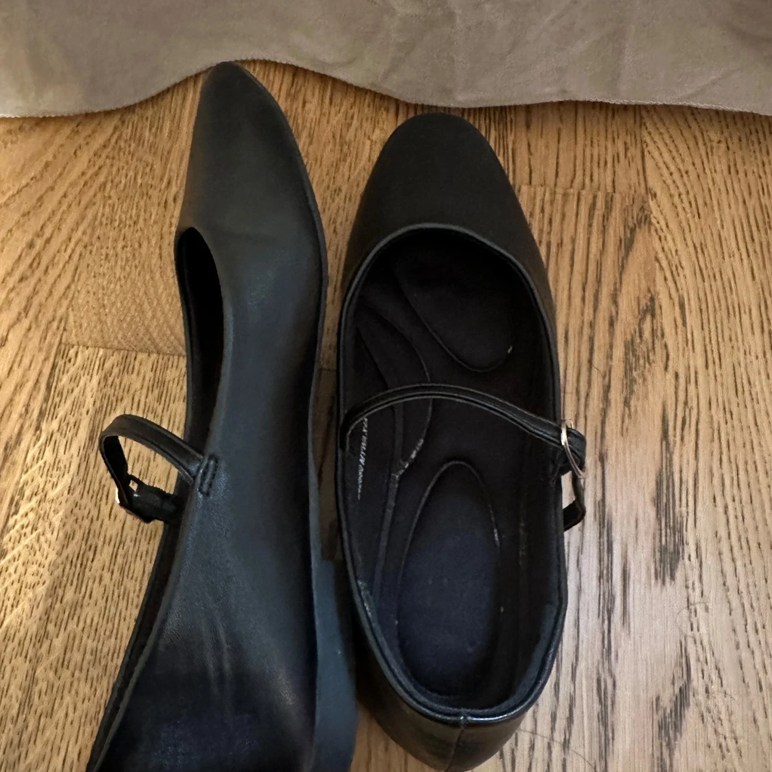 Svarta ballerinaskor med rem - 2