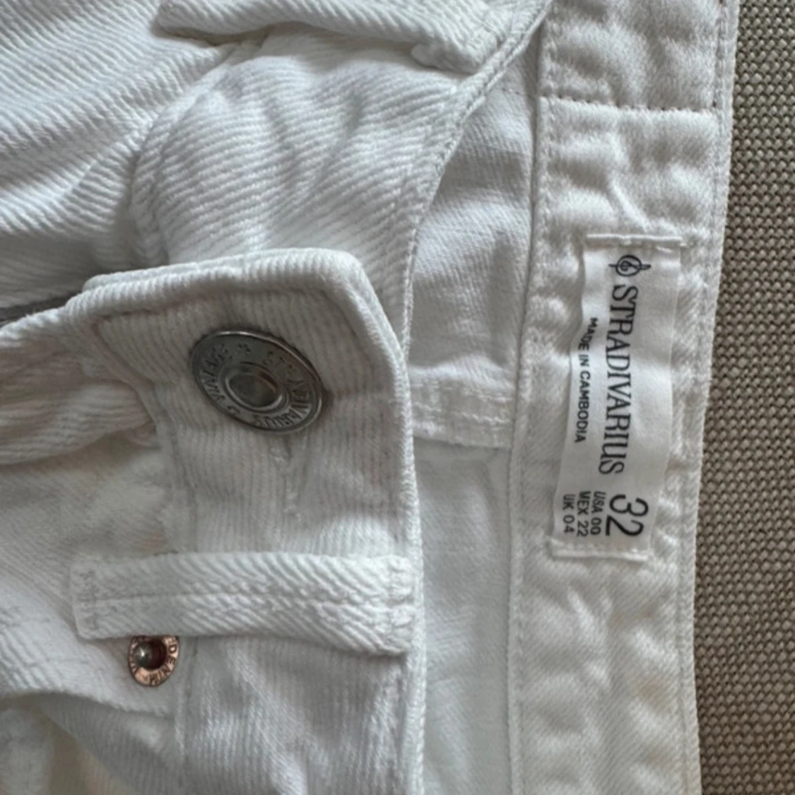 Vita jeansshorts från Stradivarius - 2