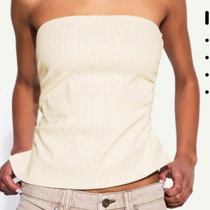 Topp bershka - Jätte fin topp från bershka som är slutsåld. Aldrig använd 💛💛