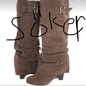 SÖKER! Foldover boots - Jag söker dessa (speciellt de brunas design) bootsen i helst svart eller brun. Jag skulle gärna betala under/ 500! Helst inte att de är från SHEIN men om de är det betalar jag gärna mindre än vad du köpte de för. Om det är något annat märke eller så de kommer från kan jag betala lite högre men fof helst under 500. Storlek måste vara 37 kankse 38