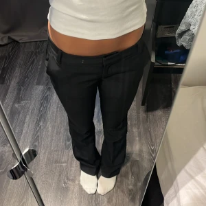 Vera tall kostymbyxor - Snygga svarta kostymbyxor med bootcut ben och klassisk passform. Byxorna har hällor för bälte, sidfickor och fuskfickor bak. Perfekta för en clean och stilren look. De har några defekter dock, de är noppriga på framsidan och ett av bälthällorna hade ramlat av men jag sydde på den igen, går att fixa själv ännu bättre 💞