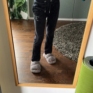 Juicy couture byxor  - Ett par mörk blå andvända Juicy couture byxor som är för små nu, priset kan vi diskutera. 