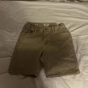 Jack & Jones jeans shorts - Säljer dom eftersom it passar längre är i väldigt bra skick.
