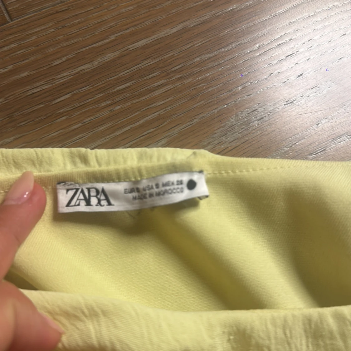 Gul volangklänning från Zara - 2