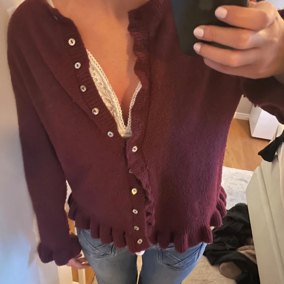 Vinröd kofta med volangkant