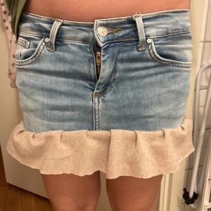 Jeanskjol - Säljer den här kjolen som jag sytt om!! Jeansen innan är använd några gånger men aldrig använt kjolen!💕🥰