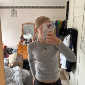 Grå stickad tröja från Gina Tricot💞 - Säljer en grå stickad tröja från Gina Tricot i storlek S. Tröjan har ett ribbat mönster, rund halsringning och långa ärmar. Perfekt för lager-på-lager och enkel att matcha med jeans, shorts eller kjol. Pris går alltid att diskuteras, skriv gärna vid frågor 🩷🩷