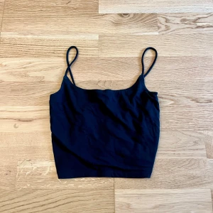Linne - Croppat svart linne från FB sisters i storlek S, perfekt basplagg att ha i garderoben - fint skick.🌸