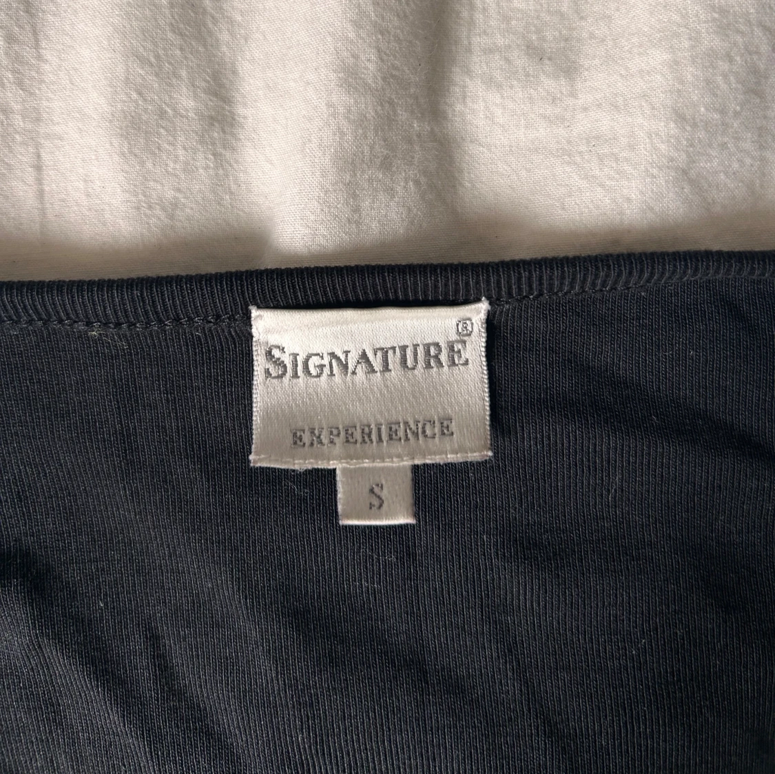 Svart och röd långärmad tröja Signature - 3