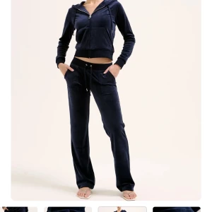 Mörkblå mjukisbyxor i sammet - Mörkblå mjukisbyxor i mjuk sammet med raka ben, snörning i midjan och fickor med lock och silverfärgade knappar. Perfekta för chill dagar och har en riktigt skön loose fit. Snyggt sportig vibe och superbekväma.