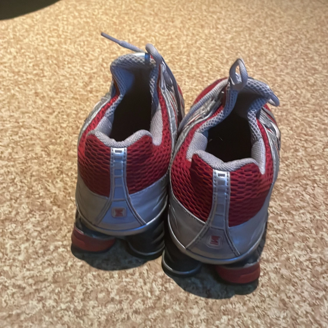 Nike sneakers i rött och silver - 1