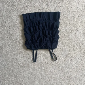 Volangtopp  - Så fin volangtopp i en marinblå färg!