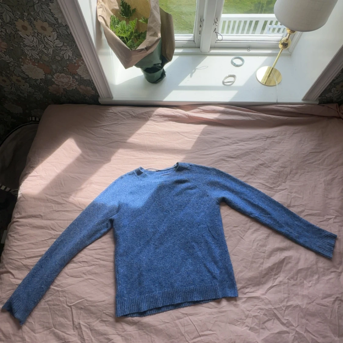 Blå stickad tröja med rund hals