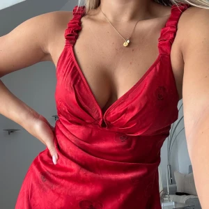 ADOORE NÎMES SLIP DRESS - En helt ny Adoore ”NÎMES SLIP DRESS” i storlek S/36 i en vacker röd färg med prislappar kvar❤️ 