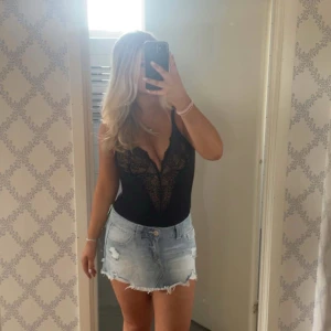 Snygg stringbody - Jättesnygg stringbody med spets. Kan även användas utan bh. Aldrig använd utav mig. Passar storlek S-M