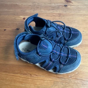 Lupilu Sandaler, Blå, Storlek 28 - Bekväma sandaler från Lupilu i blått. Perfekta för lek och äventyr under varma dagar. Sandalerna har en praktisk design med justerbara remmar för en säker och bekväm passform.