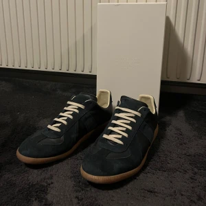 Maison Margielas - Säljer nu mina stilrena skor från Maison Margiela! Skorna är i ett bra skick sparsamt använda. Köpta för 3799. Har du några funderingar så e de bara o höra av dig! Box och 2 Dust bags följer med