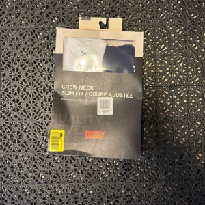 Levi's Slim Fit T-shirt 2-pack - Tvåpack slim fit t-shirts från Levi's med klassisk rund hals. En vit och en svart t-shirt i bomull, perfekt för en clean och enkel stil. Passformen är slim och de har korta ärmar. Snygga att bära både som de är eller under skjorta.