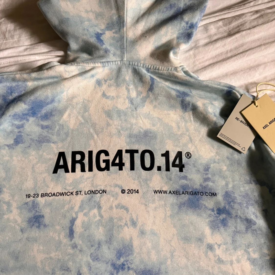 Blå tie-dye hoodie från Axel Arigato - 3