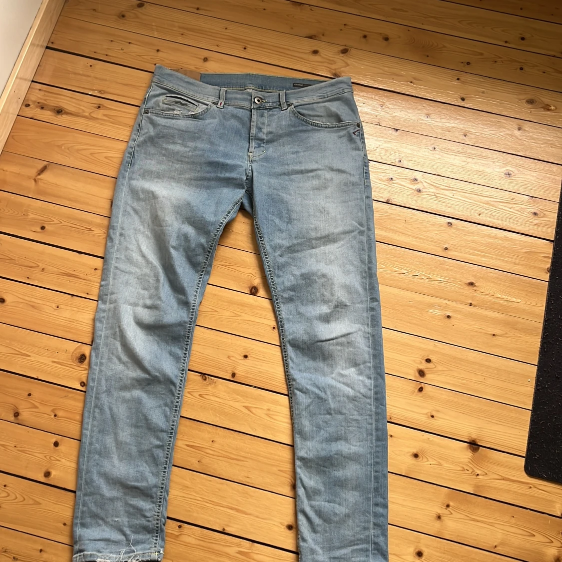 Ljusblå jeans med slitna detaljer