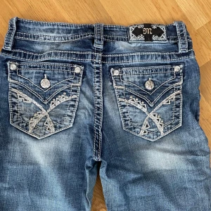 Miss me - Supersnygga lågmidjade bootcut jeans i färgen blå! Vintage och går inte att få tag på längre! Xxs , midja: 33 cm, midjehöjd: 20 cm, innerben: 79 cm
