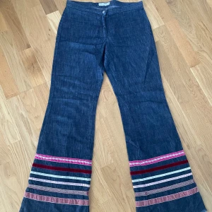 Blåa jeans - Supersnygga midrise bootcut jeans i färgen blå! Vintage och går inte att få tag på längre! S , midja: 38 cm, midjehöjd: 23 cm, innerben: 79 cm