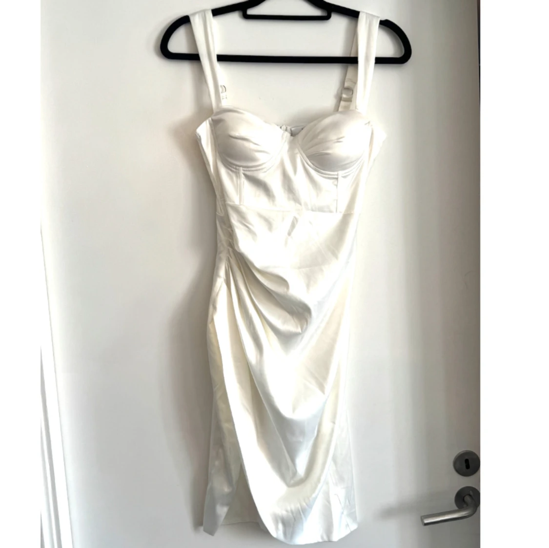 Vit satin kortklänning med slits - 2