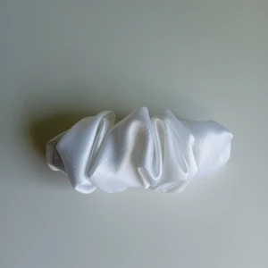 Handgjord scrunchie hårklämma  - Hårklämma gjord i vitt satintyg.  Klämman är 8cm lång