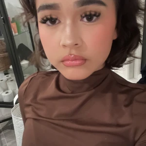 Brun polotröja med lång ärm - Säljer en brun polotröja med lång ärm. Tröjan har en klassisk polokrage och är i en slät, mjuk kvalitet som sitter snyggt på kroppen. Perfekt att styla med jeans eller kjol för en clean look.