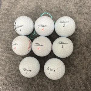 Golfbollar tietleist - 8 titleist golf bollar i nytt skick förutom att en e markerad på